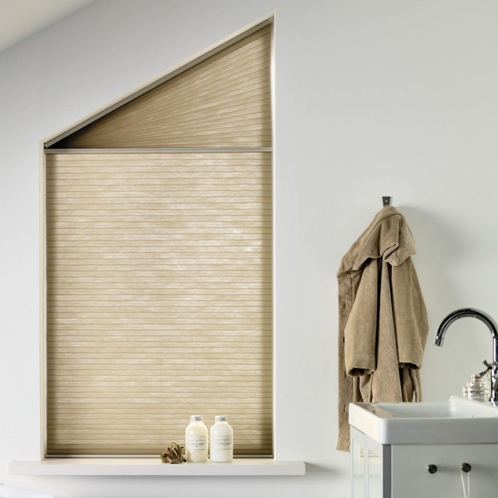 duette®-gordijnen-bij-bijzondere-raamvorm-1536x1535